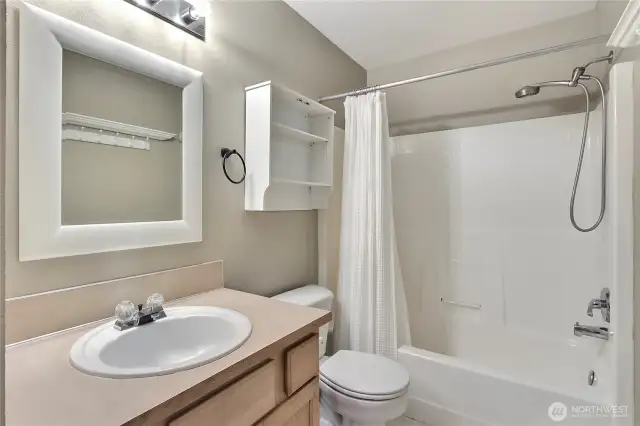 Main guest/kids full bath.