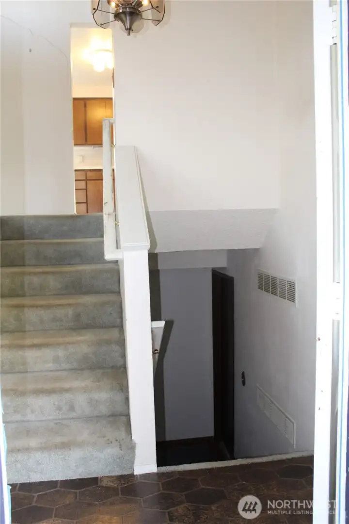 Split Level Entry-main living up/garages(s) and bonus room down!