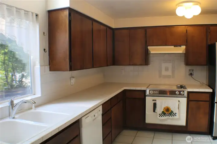 Large Kitchen, plenty of storage