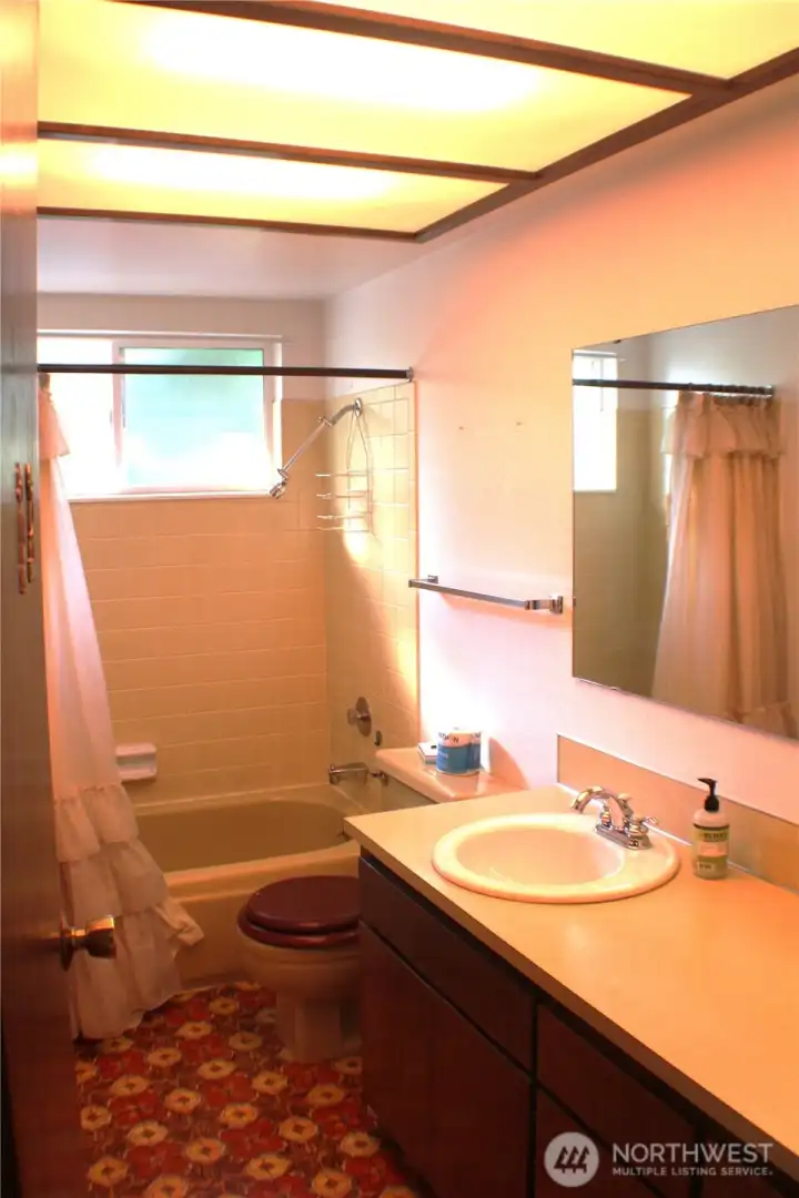 Main floor full Bath