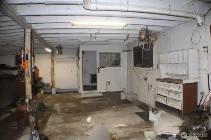 2nd garage/workshop with office and door to main garage