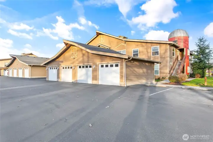 Detached 1-car garage with additional parking