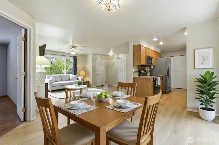 Dinining Area to Entry