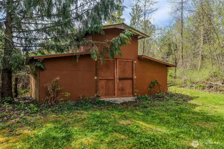 Dry Mini Barn w/Cement Floor