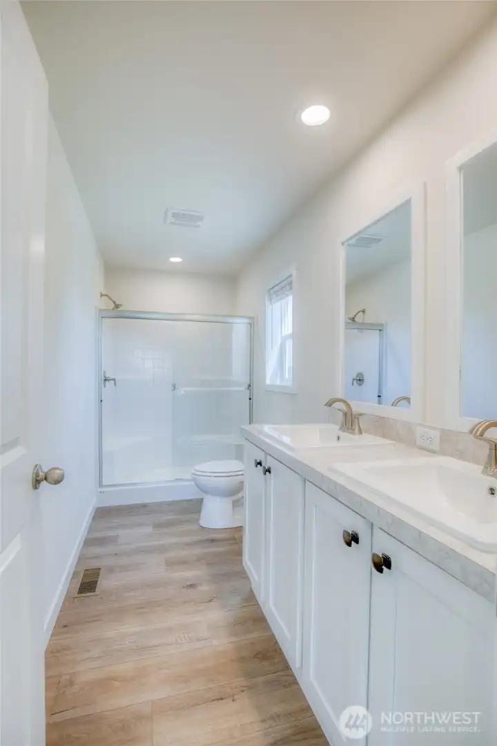 Dual sinks in primary bath.
