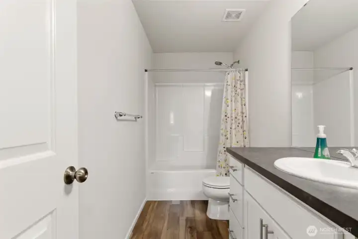 Full bathroom #2