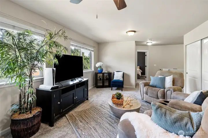 Large upstairs bonus room, easily a WFH space, gathering room, or gaming area.