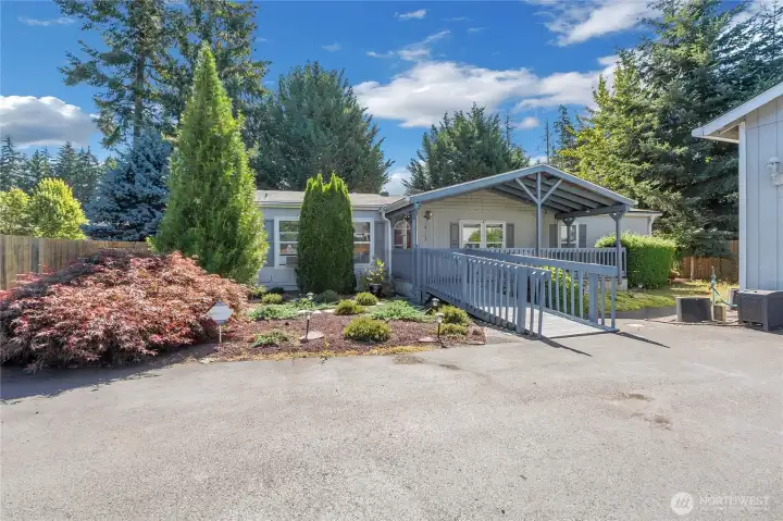 Easy to maintain front yard. Easy to maintain front yard.