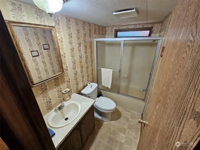 Family bathroom off the hallway.