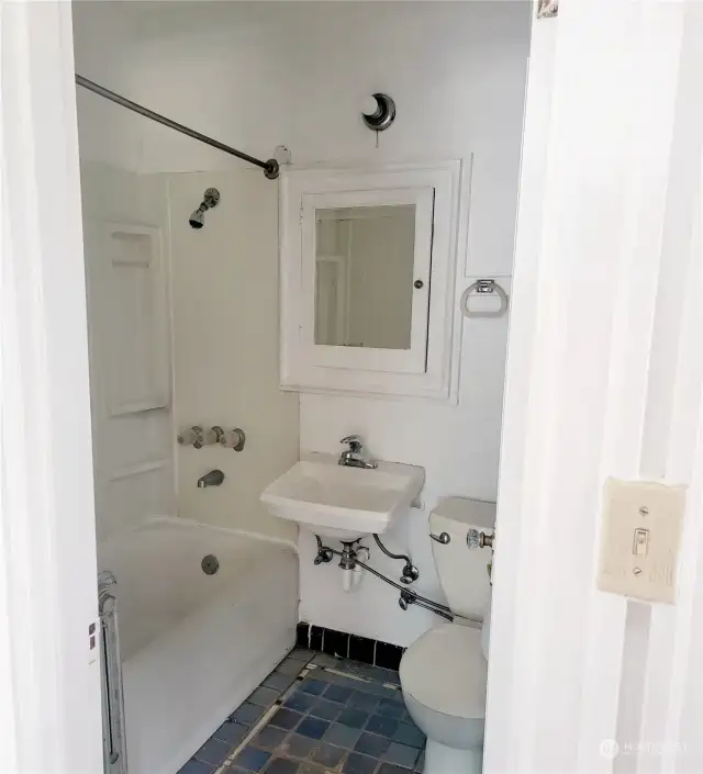 Bathroom  Apt. 1