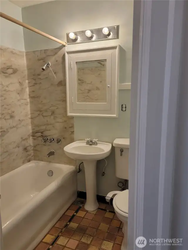 Bathroom Apt. 7