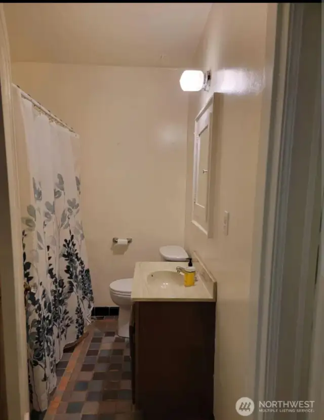 Studio- Bathroom Apt. 5