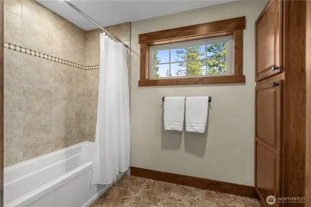 Full bath in the upstairs en-suite!