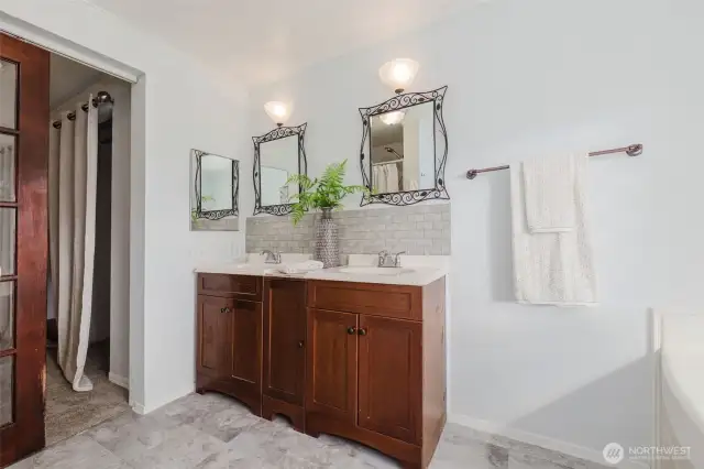 Double vanity sinks