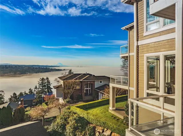 Spectacular views of Mount Rainer, Cascades and Bellevue Skyline