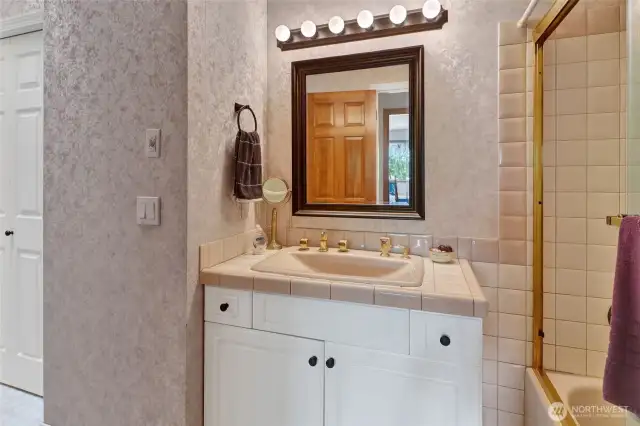 Upper floor full bathroom