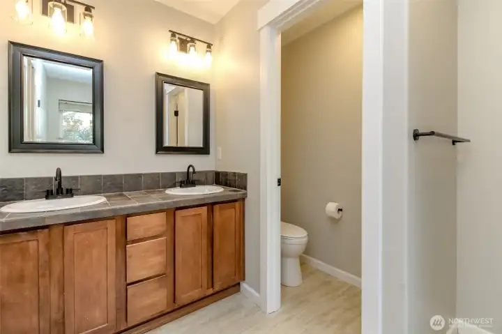 5-piece bath in primary bed
