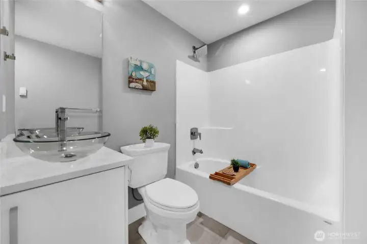 Lower floor - Full bath