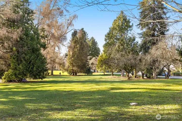 Green Lake Park just minutes away!