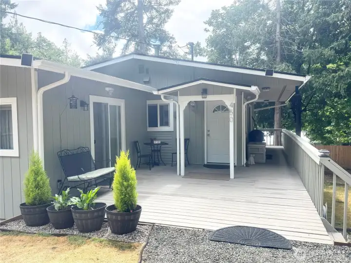 Light and bright! This 2 bed home offers such welcoming atmosphere.