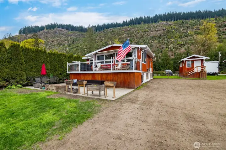 Main house offers privacy and convenience. Main house offers privacy and convenience.