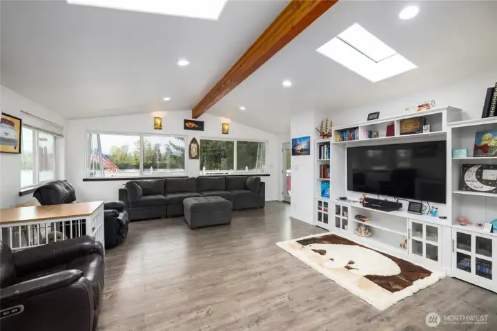 Wonderful open-concept layout. Wonderful open-concept layout.