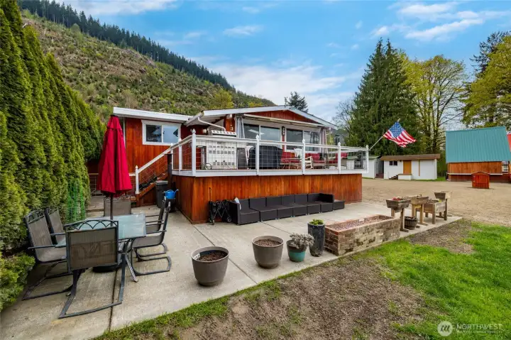 Large patio space perfect for entertaining. Large patio space perfect for entertaining.