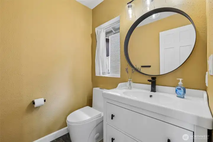 Main floor 1/2 bath