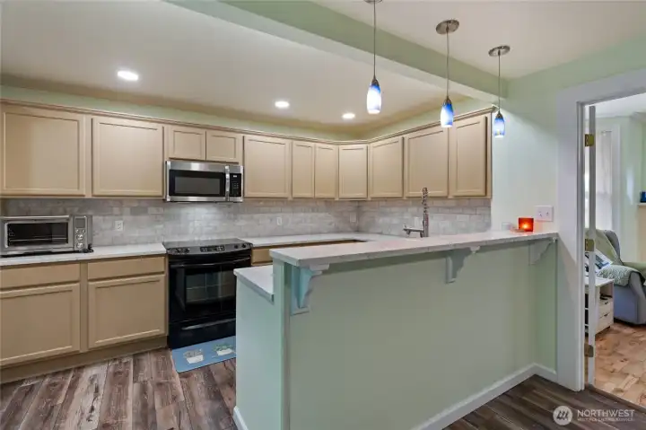 Gorgeous remodeled kitchen with quartz countertops Gorgeous remodeled kitchen with quartz countertops
