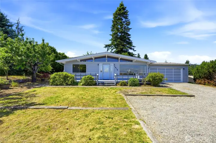 Main view and driveway
