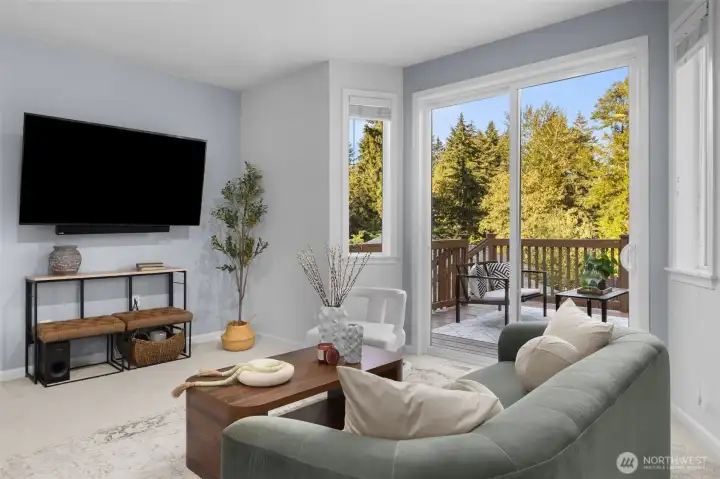 Great family + multi-purpose room right next to kitchen for ease of living