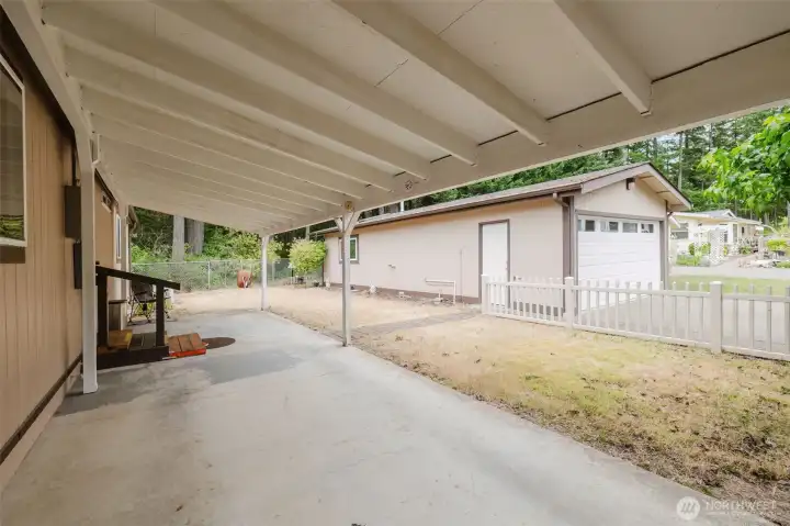 Great space here! See that cute walkway to the garage?