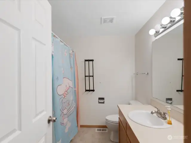 Upstairs Full Bathroom