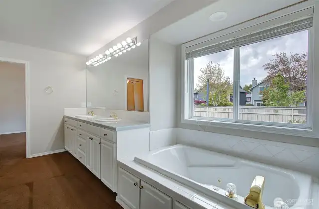Primary Bed Garden Tub