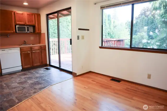 Kitchen & dining clean and ready to use!