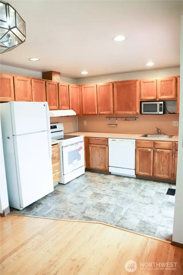 Brand new stove & range hood.