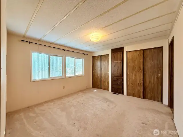 Large primary bedroom.
