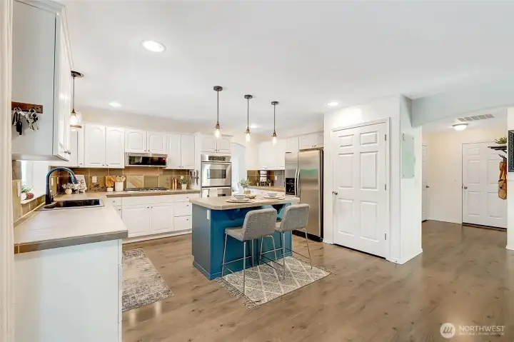 this kitchen is such a great size, lots of room, you could put a little kitchen table in this area too
