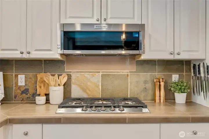 Elegant cook top giving this kitchen chef inspired vibes!