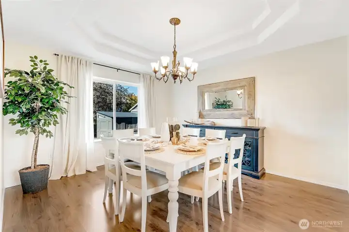 Light and bright dining room, the space is very big and can accomodate a very large table