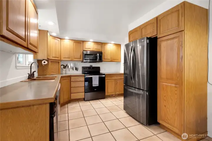 Large kitchen with lots of storage