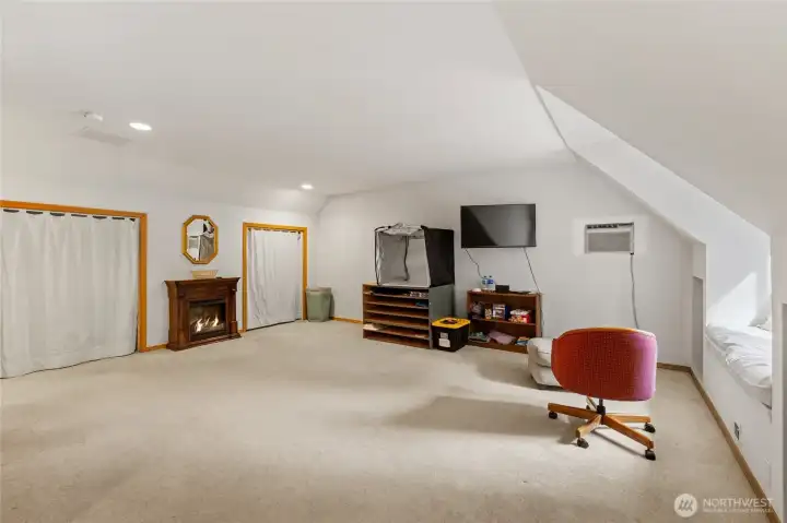 Well-appointed second primary bedroom with its own en suite bath.