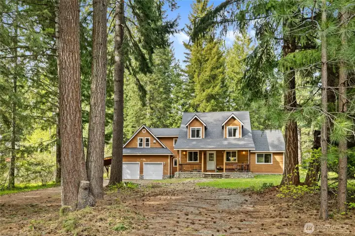 Enjoy your own personal retreat at this cozy Lake Cle Elum cabin!