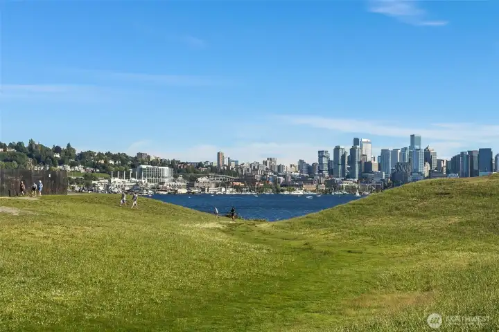 Iconic Gasworks Park, the Burke-Gilaman Trail and waterfront enjoyment on Lake Union is just a short stroll away!