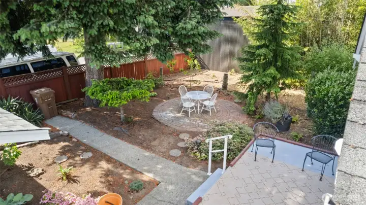 What a sweet yard.
