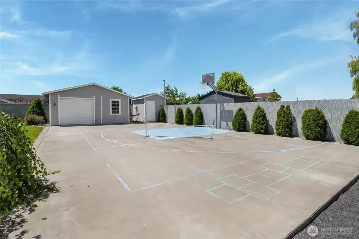 Basketball court! Basketball court!
