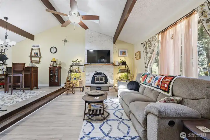 Living room w/vaulting ceilings
