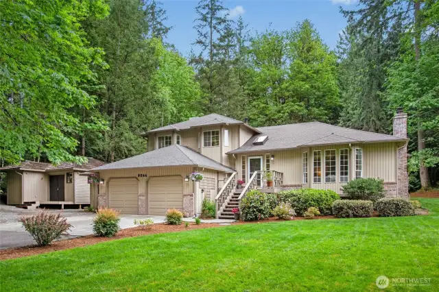 Notice the shop next to the home. Lots of possibilities!