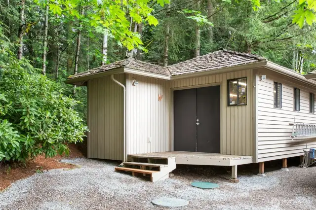 Wonderful workshop. Could be easily converted into a Casita or large private office space.