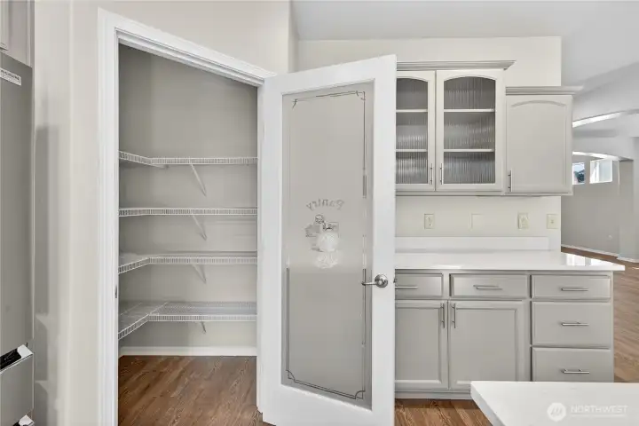 Corner walk-in pantry